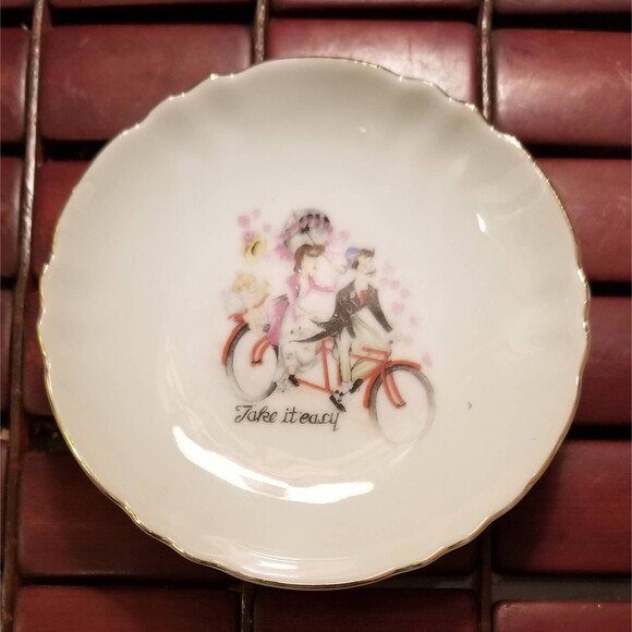 Vintage Four Mini Porcelain Plates Featuring Victorian Couple & Romantic Phrases - Picture 5 of 6